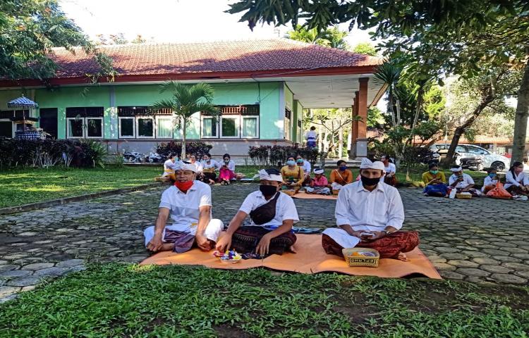 Piodalan Dan Hari Raya Saraswati di Merajan Kantor Disdukcapil Bangli